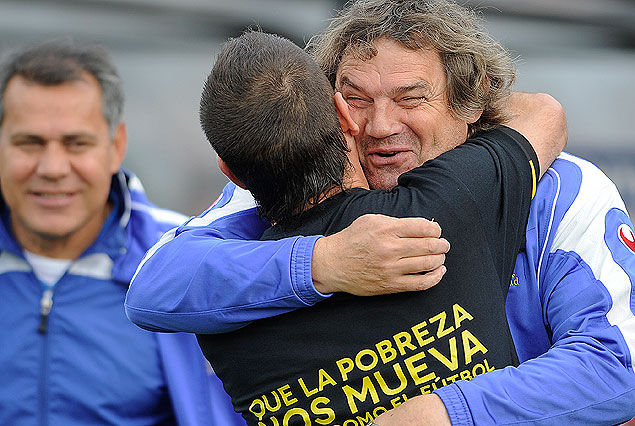 Antonio Pacheco y Mario Saralegui, en el abrazo de dos amigos y glorias aurinegras. Ruben Paz sonríe al fondo.