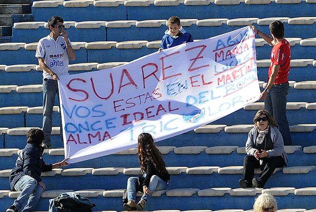 El cartel de los hinchas tricolores en recuerdo de Luis Suárez, en la tribuna Olímpica..