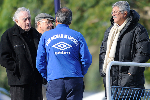 El Dr. Carlos Suero conversa con el Dr. Leonardo Salvarrey, Juan Carlos Blanco y Walter Ferreira. El jefe de la sanidad regresó a Los Céspedes.