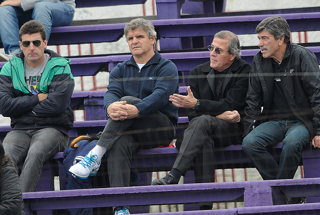 El cuerpo técnico encabezado por Tabárez, en la platea oficial del estadio Franzini.