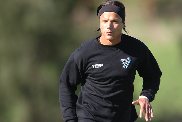 Fabián Trujillo a la cancha en el mediocampo de Cerro. 