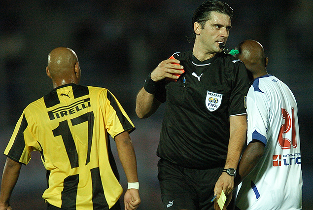 En su primer clásico del 2 de febrero de 2008, por la Copa Suat. En la incidencia aparece junto a Carlos Díaz y OJ Morales.