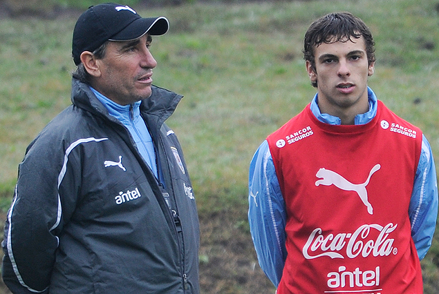 El entrenador  Ing. Juan Verzeri junto a Gonzalo Bueno.  