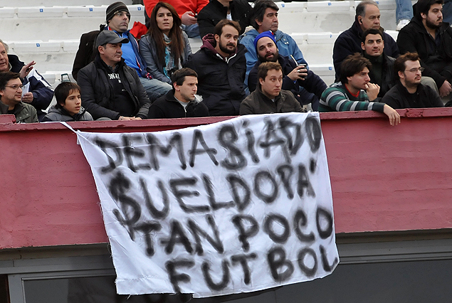 La pancarta que apareció en la tribuna oficial. 