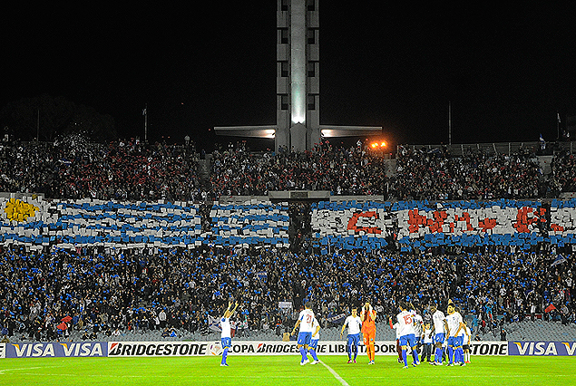 Los espectaculares mosaicos con papeles que formaron las banderas de Uruguay y Nacional en la tribuna Olímpica. El hincha le puso color a una noche que terminó siendo negra.