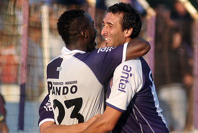 El panameño Cecilo Waterman, el autor, festeja con Ignacio Pallas el segundo gol de Fénix.