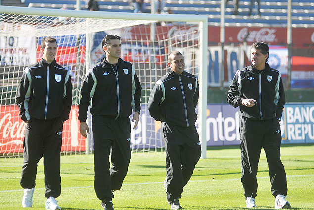 Darío Ubriaco y sus compañeros de cuarteta arbitral en el campo de juego.