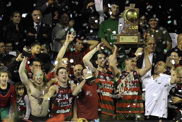 El estrado del Campeón de la Liga fue aguatero.