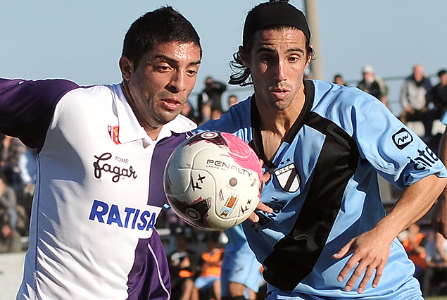 Miguel Puglia y Matías Pérez en el mano a mano de dos jugadores veloces. 