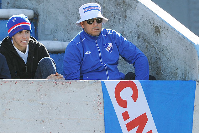 Comienza a poblarse las tribunas del Centenario.