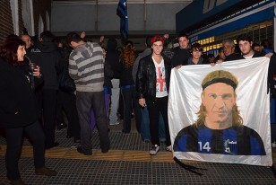 Cientos de hinchas de Liverpool se manifestaron en la sede de Av. Agraciada 000.