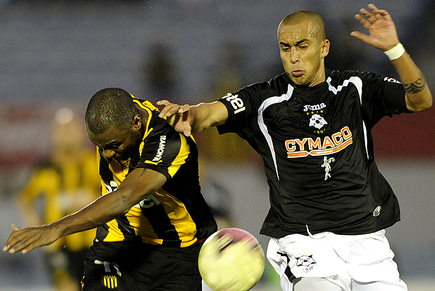 Guzmán Pereira va con fuerza sobre la marca de Marcelo Zalayeta. 