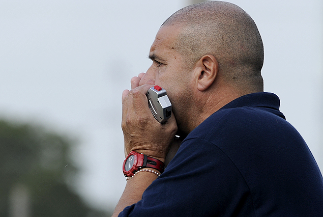 Julio Ribas, el grito inconfundible, el cronómetro en la mano, se aferra a rescatar al "papal".