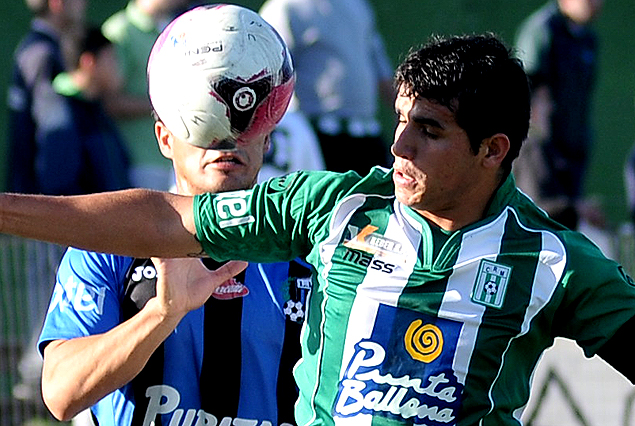 Pelota al aire con Líber Quiñónes y Andrés Rodales buscando adelantarse en la marca. 