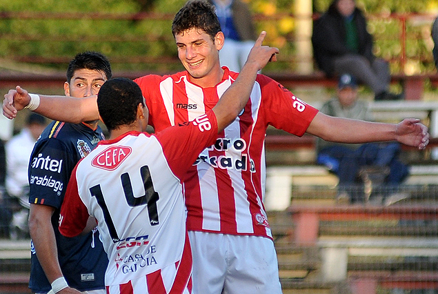 Goles y abrazos de Felipe Avenatti con Janderson Pereira en el 5.0 de River Plate. 