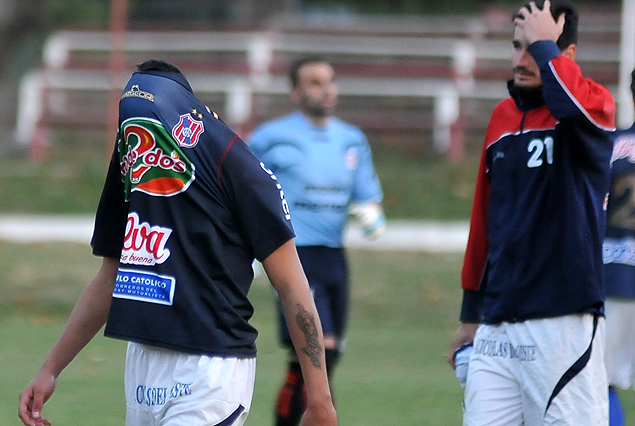 La tristeza de los jugadores de Central Español en el final del partido que consumó el descenso.