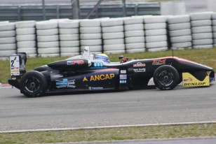 El joven corredor uruguayo fue sexto el sábado y cuarto el domingo en el mítico circuito alemán.