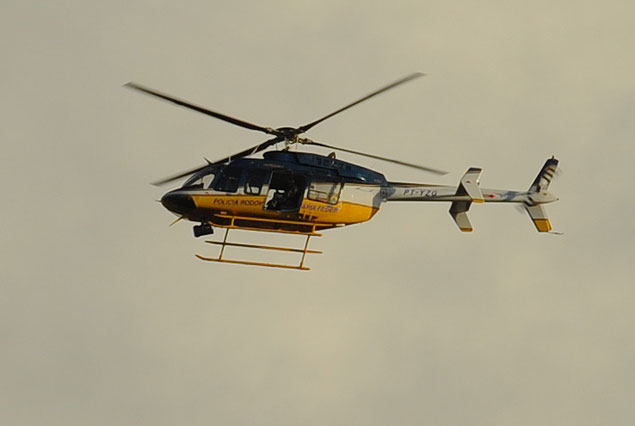 Helicóptero de la PM brasileña sobrevolando el estadio Fonte Nova. 