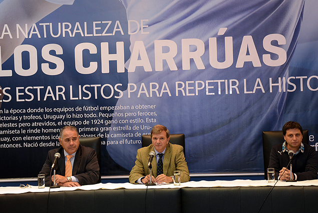 Hebert Revetria (Tenfield),   Sebastián Bauza (presidente de la AUF) y el representante de la empresa PUMA en la presentación del kit de la Selección para la Copa Confederaciones.