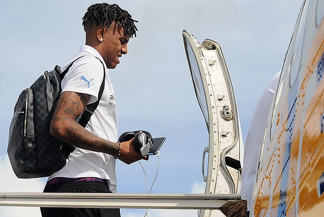 Abel Hernández en el avión de Uruguay a Belo Horizonte en viaje a la semifinal de la Copa ante Brasil. 