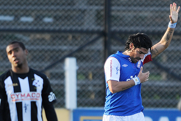 Sebastián Abreu y su tibio festejo de gol. 