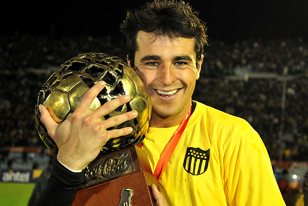 Alejandro González se puso la Copa al hombro en el festejo de Peñarol. 