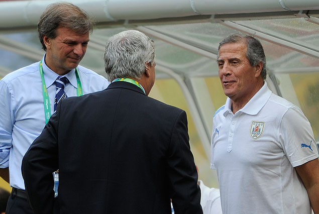 Sebastián Bauzá y Oscar Tabárez en la cancha del estadio. 