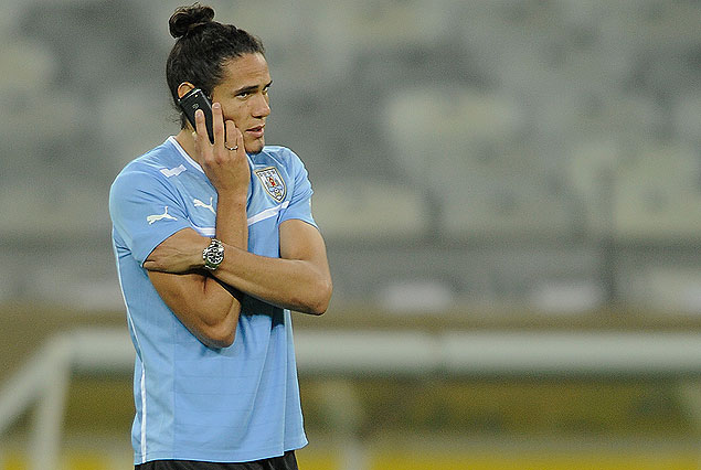 Edinson Cavani, celular en mano. 