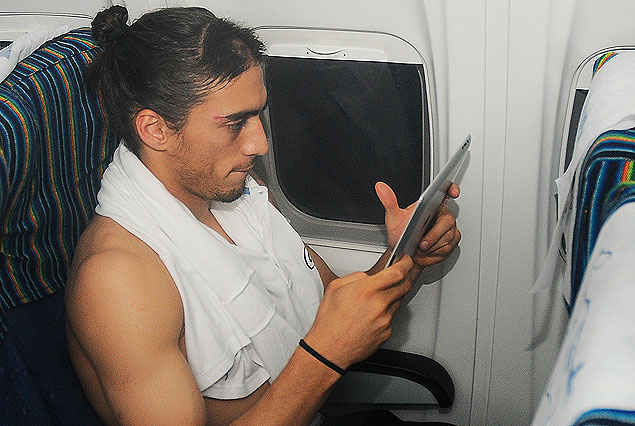 Martín Cáceres en el vuelo concentrado en la alta tecnología.