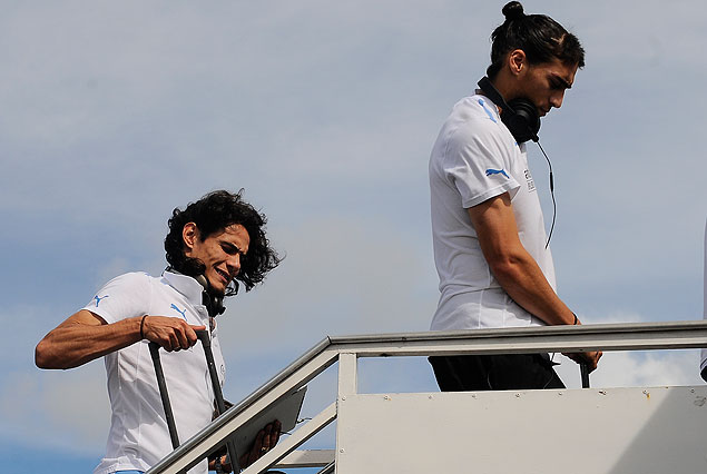 Edinson Cavani y Martín Cáceres en la escalera del avión que despegó rumbo a Bahía. 