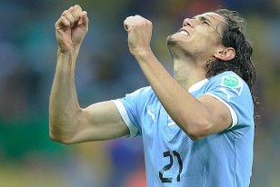 Edinson Cavani en el eterno festejo del goleador cada día más  feroz y "Matador".