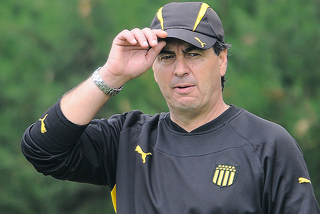 Jorge "Polilla" Da SIlva, entrenador de Peñarol, sueña con la noche de Campeón Uruguayo.