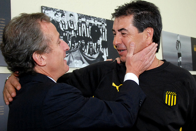 Juan Pedro Damiani, el presidente de Peñarol, y Jorge Da Silva, el técnico, protagonistas del abrazo de despedida que se viene el domingo. 