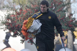 Diego Alonso asumiendo como entrenador de Peñarol. 