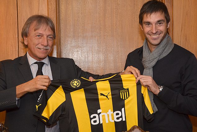 El Esc. Edgar Welker, vicepresidente de Peñarol, Diego Alonso, el técnico y la camiseta de los aurinegros. 