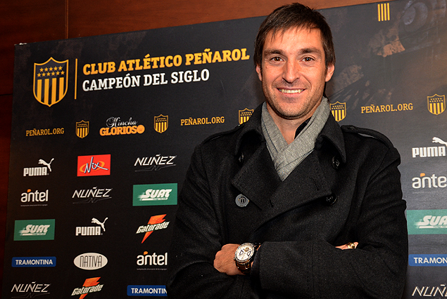 Diego Alonso en el momento más feliz de su corta carrera de entrenador, captado en la sala del Consejo Directivo de Peñarol.
