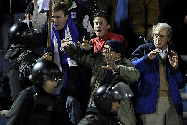 La Policía intervino por los incidentes que provocaron hinchas de Peñarol. 