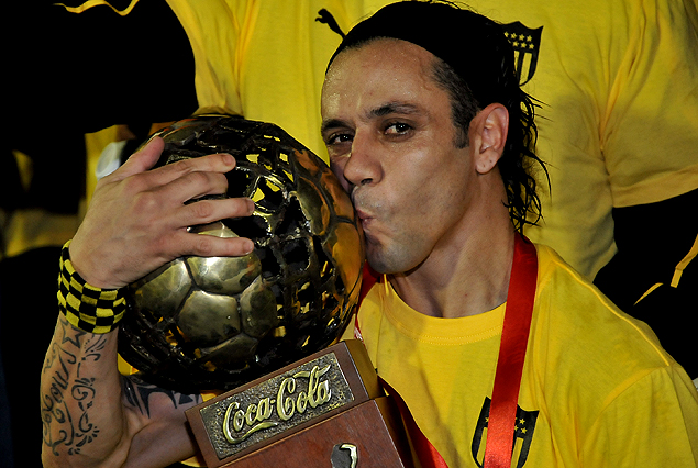 Fabián "Lolo" Estoyanoff en el beso emocionado a la Copa Uruguaya que ganó Peñarol después de tres años. 