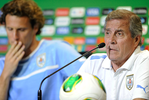 Diego Forlán y Oscar Tabárez en la conferencia de prensa en el estadio Fonte Nova de Bahía.