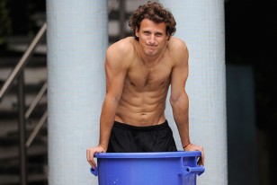 Diego Forlán observa y espera el momento de entrar al agua. 