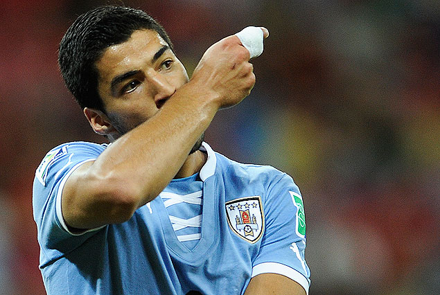 Luis Suárez, el beso de la gloria. Con los dos goles que le anotó a Tahití, pasó a liderar la tabla de máximos goleadores celestes.