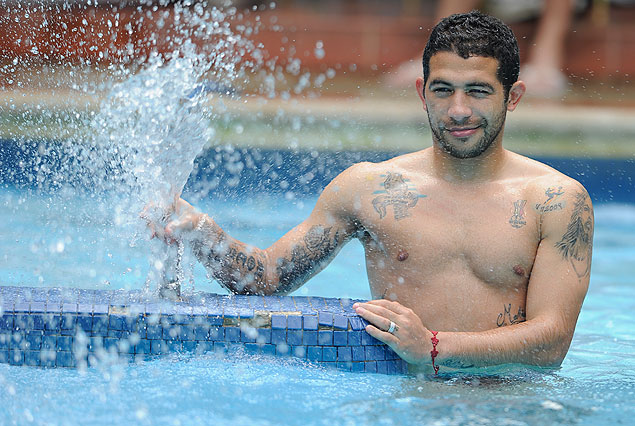 Chapuceando con el agua, con una sonrisa socarrona, la imagen de un todo terreno como Walter Gargano. 