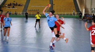 Alejandra Ferrari en acción con la camiseta celeste en Santo Domingo.