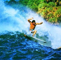 Lucas Madrid en acción en las olas centroamericanas.