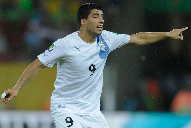 Luis Suárez a la ofensiva frente Nigeria, por un triunfo que abra las puertas a la clasificación. 