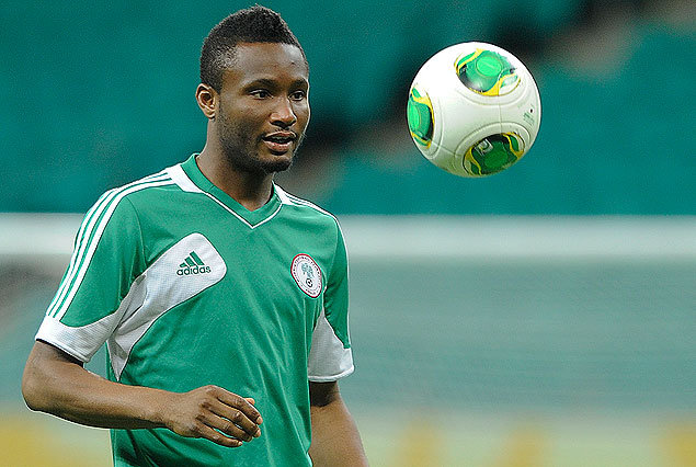 Obi Mikel, la figura de Nigeria, juega con el balón en la cancha del Fonte Nova.