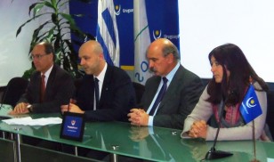 Autoridades en el lanzamiento.