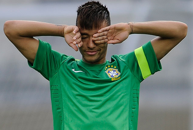 Neymar, figura de Brasil, en la cancha del estadio Mineirao.