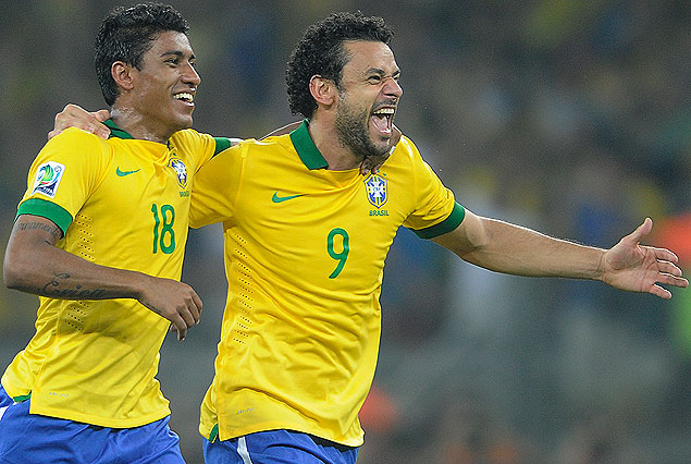 Paulinho y Fred, los goleadores brasileños, en la carrera del festejo.