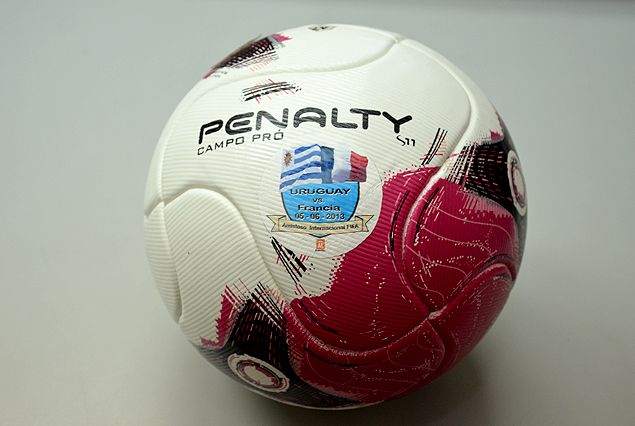 La pelota de Uruguay-Francia.